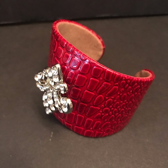 Fleur de lis Design Bracelet - Picture 4 of 6